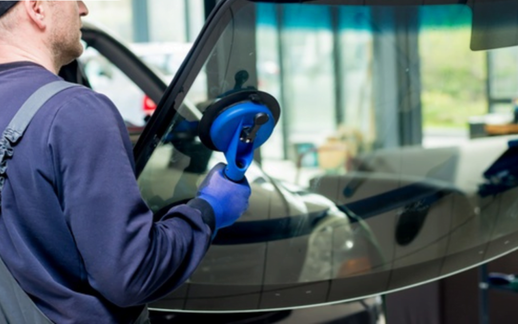 Technicien installant pare brsie , NEXXGLASS