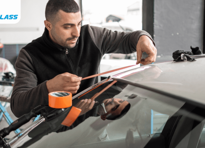 Regardez comment nous installons une nouvelle vitre de voiture avec précision : service NEXXGLASS