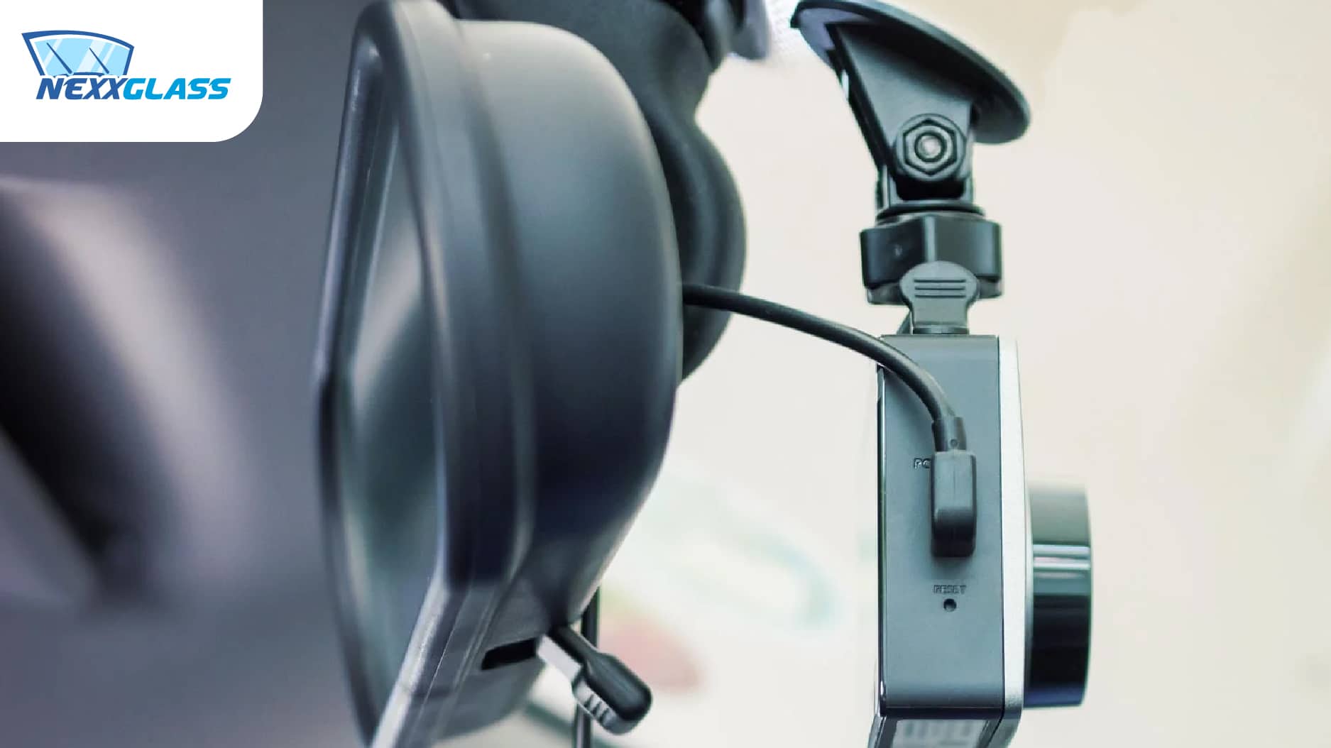 Caméra embarquée fixée sur le pare-brise d’un véhicule